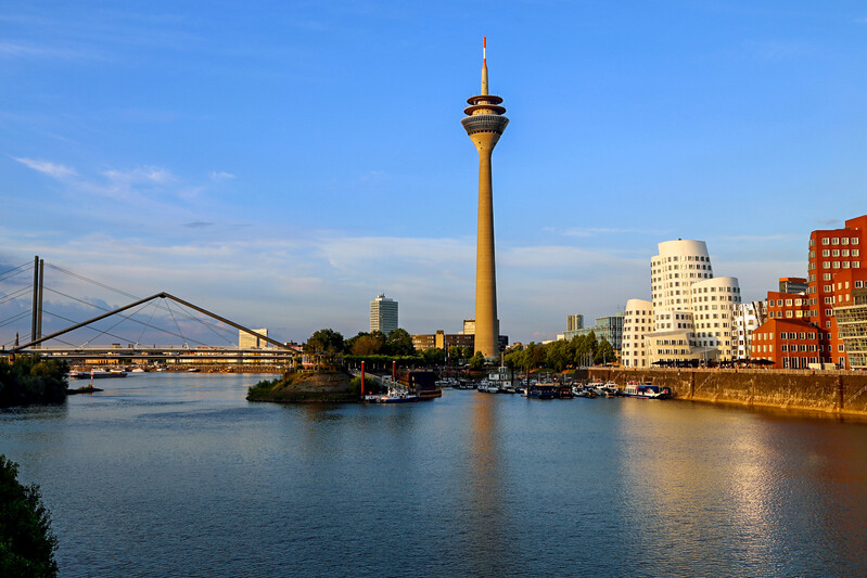 Rheinturm zur goldenen Stunde
Elise
Schlüsselwörter: Düsseldorf; Medienhafen