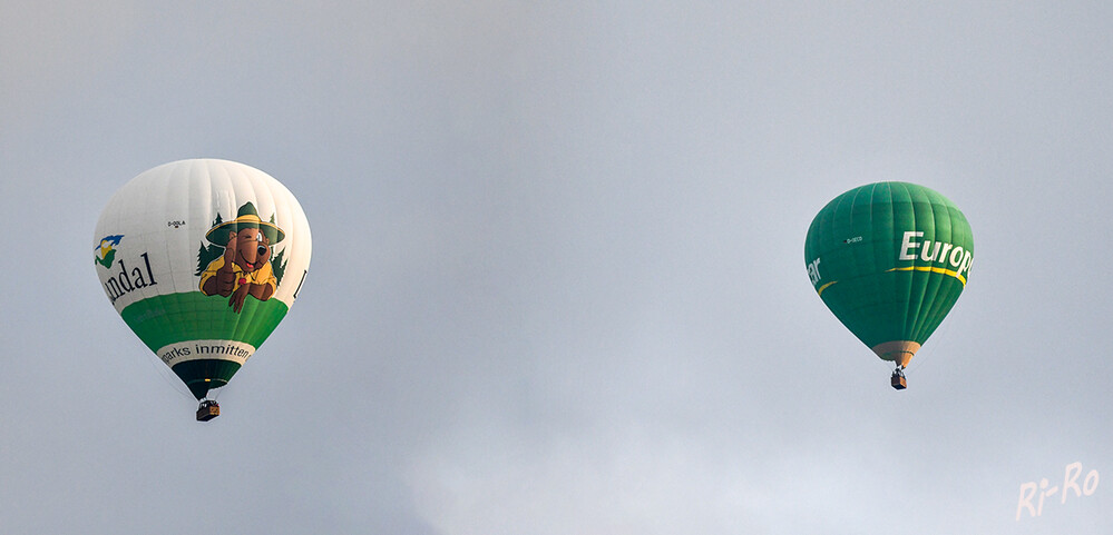 Am Himmel
Heißluftballons sind Fluggeräte ohne eigenen Antrieb, die steigen, schweben u. sinken können. Sie bewegen sich ansonsten mit der Luftströmung. (lt. lernhelfer)
