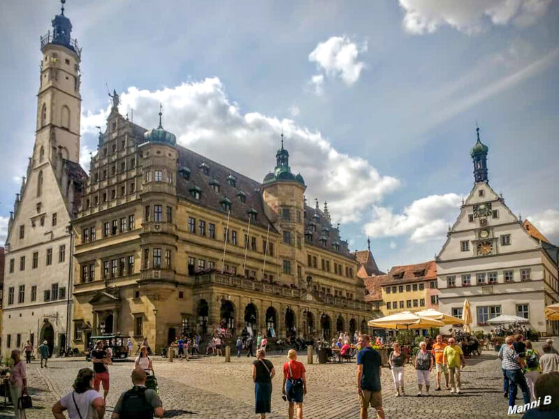 Rothenburg an der Tauber
Renaissance-Fassade des Rathauses mit barockem Arkadenvorbau, dahinter der gotische Teil mit 60 Meter hohem Turm. laut Wikipedia
Schlüsselwörter: Bayern