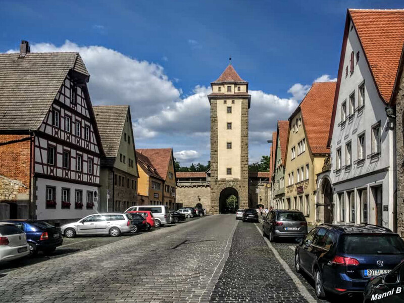 Rothenburg an der Tauber
Mit der weitgehend erhaltenen mittelalterlichen Altstadt ist die Große Kreisstadt Rothenburg eine weltbekannte Sehenswürdigkeit mit vielen Baudenkmälern und Kulturgütern. Herausragend an der Altstadt ist, dass sie sehr ursprünglich wirkt, da trotz der Kriegszerstörungen von 1945 und des schlichten, unauffälligen Wiederaufbaus praktisch keine modernistischen Brüche erkennbar sind. laut Wikipedia
Schlüsselwörter: Bayern