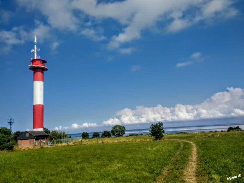 Fehmarnimpressionen
Leuchtturm Marienleuchte
Seit 1964 dient der 33 Meter hohe Leuchtturm aus Stahlbeton an der Nordostecke der Insel der Schifffahrt auf dem Fehmarnsund als Orientierung. Der schlanke Betonbau ist der Nachfolger der ersten „Marienleuchte“, die am 28. Oktober 1832 rund 160 Meter südlich des heutigen Leuchtfeuers im Beisein ihrer Namensgeberin – der dänischen Königin Marie Sophie Frederikke – feierlich eingeweiht wurde. laut ostsee.de
Schlüsselwörter: 2020; Ostsee; Fehmarn