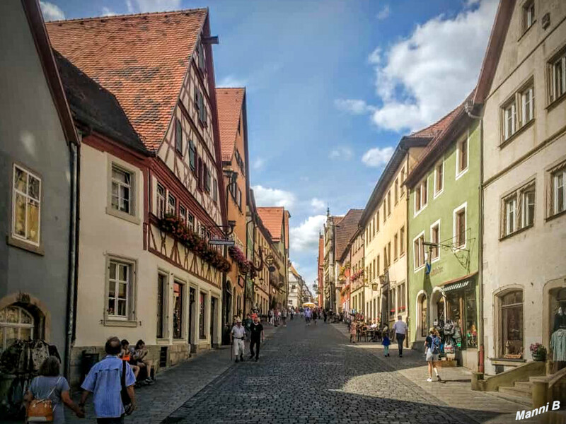 Rothenburg an der Tauber
Mit der weitgehend erhaltenen mittelalterlichen Altstadt ist die Große Kreisstadt Rothenburg eine weltbekannte Sehenswürdigkeit mit vielen Baudenkmälern und Kulturgütern. Herausragend an der Altstadt ist, dass sie sehr ursprünglich wirkt, da trotz der Kriegszerstörungen von 1945 und des schlichten, unauffälligen Wiederaufbaus praktisch keine modernistischen Brüche erkennbar sind. laut Wikipedia
Schlüsselwörter: Bayern