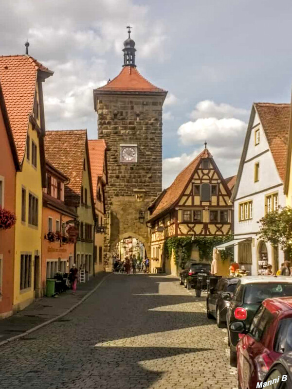 Rothenburg an der Tauber
Mit der weitgehend erhaltenen mittelalterlichen Altstadt ist die Große Kreisstadt Rothenburg eine weltbekannte Sehenswürdigkeit mit vielen Baudenkmälern und Kulturgütern. Herausragend an der Altstadt ist, dass sie sehr ursprünglich wirkt, da trotz der Kriegszerstörungen von 1945 und des schlichten, unauffälligen Wiederaufbaus praktisch keine modernistischen Brüche erkennbar sind. laut Wikipedia
Schlüsselwörter: Bayern