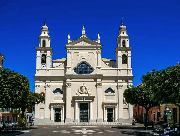 Basilica San Nicolo
Die Arbeiten begannen 1752 und dauerten 41 Jahre, und die Kirche wurde am 25. November 1791, obwohl sie noch nicht fertiggestellt war und nur einen Glockenturm hatte, gesegnet. Die innere Länge beträgt 56 m, die Breite 27,50 m und das Mittelschiff Das Pavillongewölbe (23,50 x 27,50 m) ist mit einer Höhe von 25 m einer der größten in Europa. laut Wikipedia
Schlüsselwörter: Italien