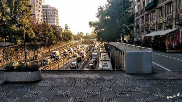 Warschauimpressionen
Autoverkehr steht - Radler, Rollerfahrer und Fußgänger nicht.
Schlüsselwörter: Polen