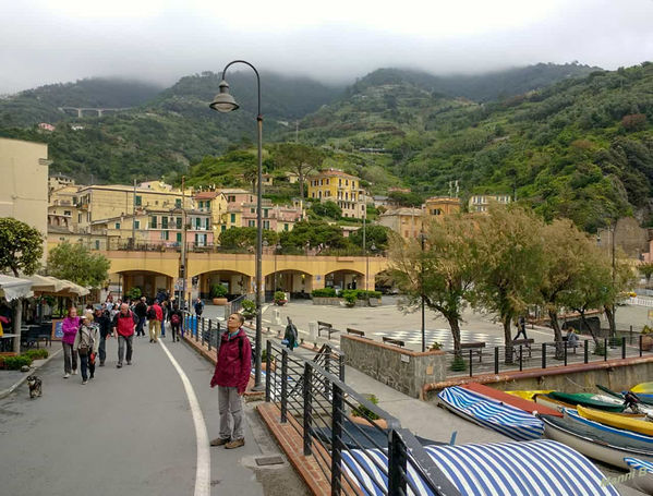 Monterosso al Mare
eine zweigeteilte Stadt
Monterosso al Mare ist ein italienisches Fischerdorf an der ligurischen Küste. Es ist mit 1422 Einwohnern der größte Ort der Cinque Terre und Teil des gleichnamigen Nationalparks an der ligurischen Küste zwischen La Spezia und Sestri Levante. laut Wikipedia
Schlüsselwörter: Italien