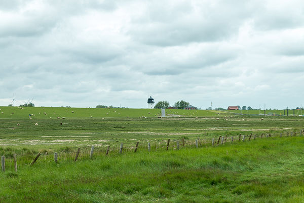 Blick auf die Dicke Berta
Die Dicke Berta ist ein Leuchtfeuer in Cuxhaven-Altenbruch. Der an der Elbemündung stehende Turm war als Unterfeuer von 1897 bis 1983 in Betrieb; das zugehörige Oberfeuer Schlanke Anna existiert nicht mehr. laut Wikipedia
Schlüsselwörter: Cuxhaven