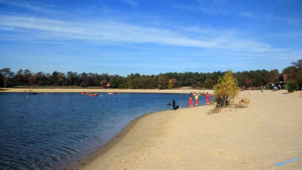 Freizeitpark Alfsee
besteht aus drei Seen.Der Absetzsee, das Hauptbecken und ein Reservebecken. Er dient dem Hochwasserschutz, ist ein rießiges Regenrückhaltebecken.
Das ganze wurde mit einem Freizeitpark mit Kartbahn, der Wasserskianlage, einem Feriendorf und zwei Campingplätzen für den Tourismus erschlossen.
Schlüsselwörter: Freizeitpark, Alfsee