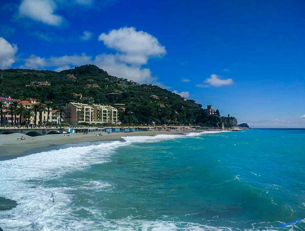 Finale Ligure
Finale Ligure liegt etwa 60 km südwestlich von Genua an der ligurischen Küste im Bereich der Palmenriviera. Nach Westen wird Finale Ligure durch das Capra Zoppa-Massiv (281 m) begrenzt. Nach Norden hin, nur wenige Kilometer landeinwärts, erreichen die Berge bereits Höhen von über 1000 Metern. laut Wikipedia
Schlüsselwörter: Italien