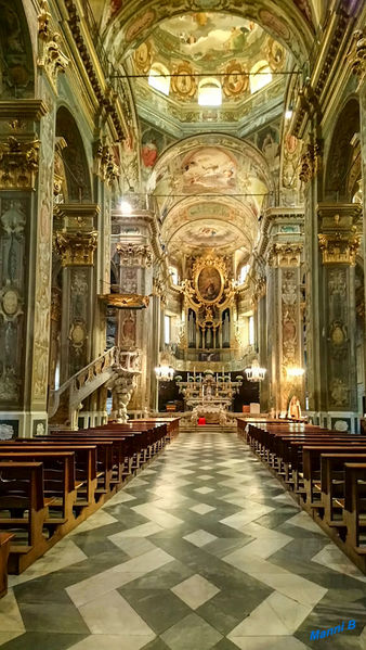 Basilica San Biagio in Finalborgo
Von außen eher einfach von innen aber prunkvoll ausgestattet. Die vielen Seitenaltare sind sehr schön dargestellt und künstlerisch verziert. 
Schlüsselwörter: Italien