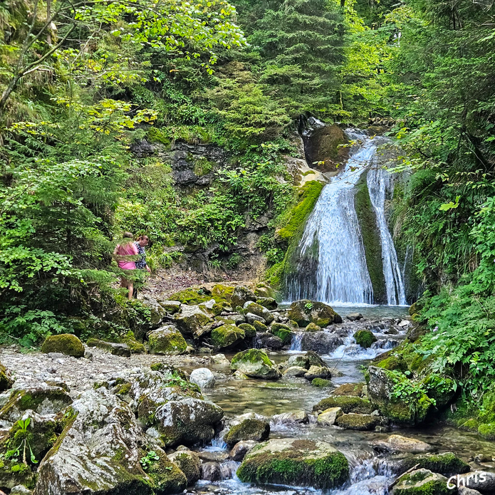 Wasserfälle am Fluderbach
Die Wasserfälle am Fluderbach (oft auch als Duftbräu-Wasserfälle oder Duftalm-Wasserfälle bezeichnet) liegen in der Gemeinde Samerberg im Chiemsee-Alpenland und sind ein beliebtes, leicht zugängliches Naturziel. lt.chiemsee-alpenland
Schlüsselwörter: 2026