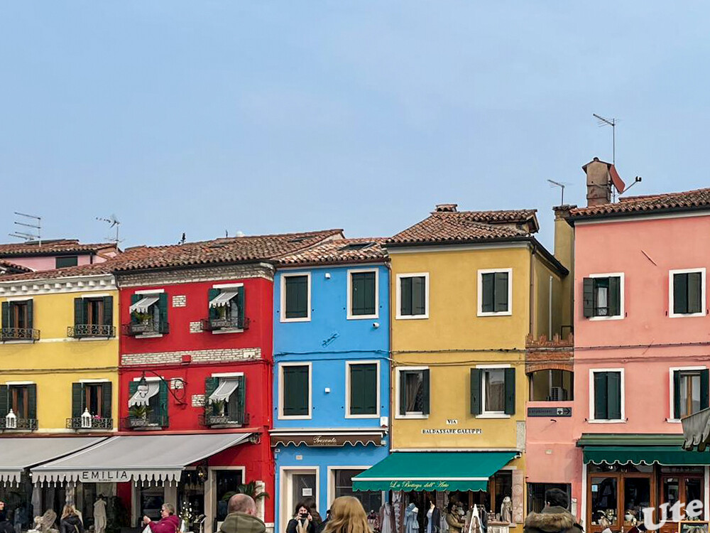 Burano
ist eine Insel in der nördlichen Lagune von Venedig. Sie wird täglich von vielen Touristen mit Wasserbussen (Fähren) besucht. Die Insel Burano ist vor allem für zwei Dinge bekannt. Bunte, farbenfrohe Häuser und Spitzen (Textilien). laut venedig-reiseinfo
Schlüsselwörter: Italien