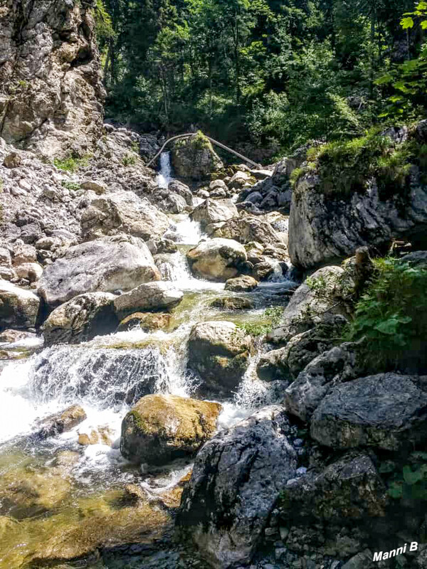 Kuhfluchtwasserfälle
sind eine Gruppe von drei Wasserfällen oberhalb von Farchant bei Garmisch-Partenkirchen in Bayern. Die drei Fallstufen summieren sich auf ca. 270 m und gehören somit zu den höchsten in Deutschland. laut Wikipedia
Schlüsselwörter: Bayern