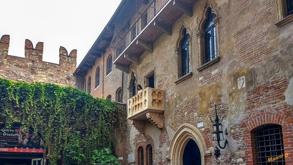 Veronaimpressionen
Haus der Julia (Casa di Giulietta)
Auf diesem Balkon soll einst Julia gestanden haben. Tatsächlich wurde er erst vor etwa 80 Jahren angebracht.
Schlüsselwörter: Italien, Verona