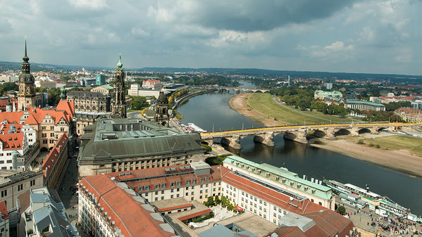 Dresden - Aussicht von der Frauenkirche
Richtung Hausmannsturm, Semperoper und Hofkirche.
Schlüsselwörter: Dresden, Frauenkirche