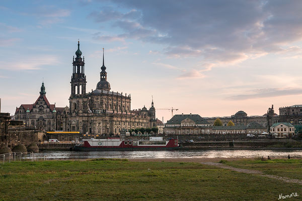 Dresden - Hofkirche
Die Kirche ist ein spätes Beispiel des europäischen Barocks. Von außen (vor allem von der Seite) ist klar das freistehende hohe Mittelschiff und das es komplett umlaufende niedrigere Seitenschiff zu erkennen. Aus dieser Anordnung ergibt sich eine Besonderheit der Kirche: ein Hauptturm, der zwar mittig sitzt, aber nicht direkt an das Mittelschiff, sondern „nur“ an das Seitenschiff anschließt. laut Wikipedia
Schlüsselwörter: Dresden, Hofkirche