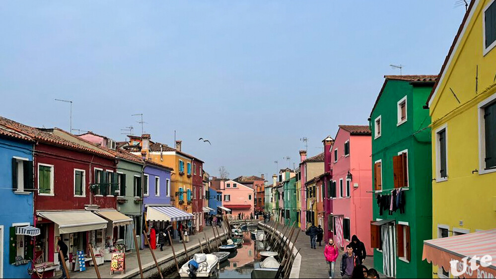 Burano
Nur eine Dreiviertelstunde liegt die kleine Insel mit dem Boot entfernt von der beliebten Lagunenstadt Venedig.
Schlüsselwörter: Italien