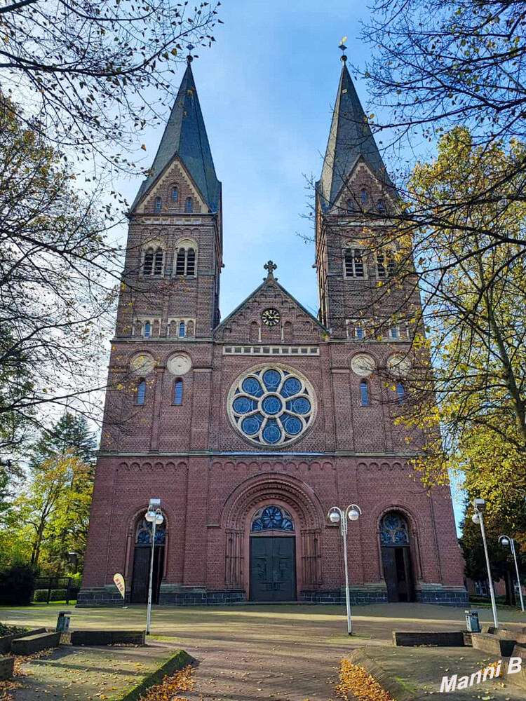 Nettetal Kirche St. Sebastian
Die katholische Pfarrkirche St. Sebastian wurde in den Jahren 1891-93 in neuromanischem Stil errichtet und am 15. Oktober 1893 durch Hermann Dingelstad, den Bischof von Münster, eingeweiht.  laut nettetal
Schlüsselwörter: Nettetal