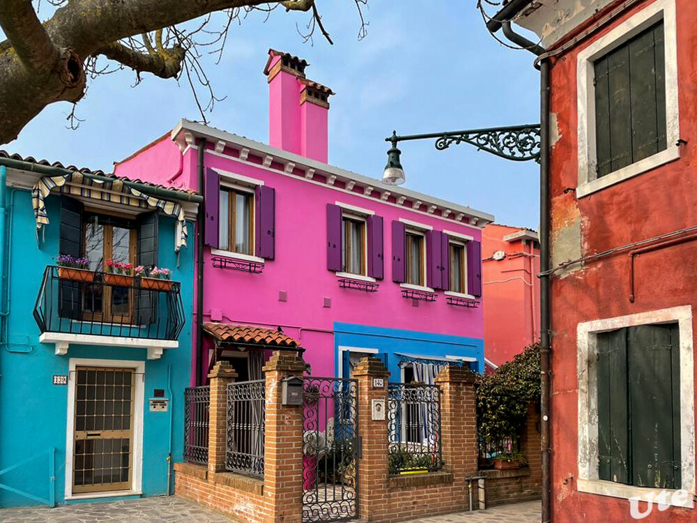 Burano
ist klein und ungefähr kreisförmig. Man kann jeden Punkt der Insel in etwa 10 Minuten von der Wasserbus-Anlegestelle zu Fuß erreichen. Es gibt auf Burano keine Autos oder Motorräder. laut venedig-reiseinfo
Schlüsselwörter: Italien