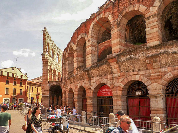 Veronaimpressionen
Arena
Das nach dem Kolosseum in Rom und dem Amphitheather von Capua drittgrößte erhaltene altrömische Amphitheater beherrscht von der nördlichen Seite her die Piazza Bra 
Schlüsselwörter: Italien
