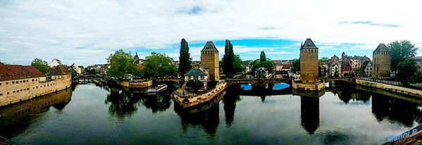 Straßburg
Die Ponts Couverts bestehen aus drei Brücken und vier Türmen, die ein Verteidigungswerk bilden, das im 13. Jahrhundert an der Ill in der Stadt Straßburg in Frankreich errichtet wurde. Die drei Brücken überqueren die vier Flusskanäle der Ill, die durch das historische Viertel Petite France von Straßburg fließen. laut Wikipedia

Schlüsselwörter: Straßburg