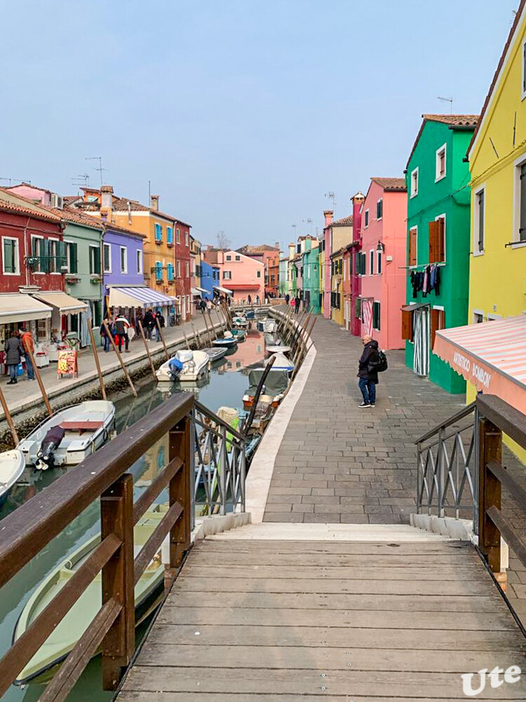 Burano
venetisch Buran, ist mit einer Fläche von mehr als 21 ha eine der größeren und mit über 2700 Einwohnern eine der am dichtesten besiedelten Inseln in der Lagune von Venedig. Burano liegt nordöstlich des historischen Zentrums von Venedig. laut Wikipedia
Schlüsselwörter: Italien