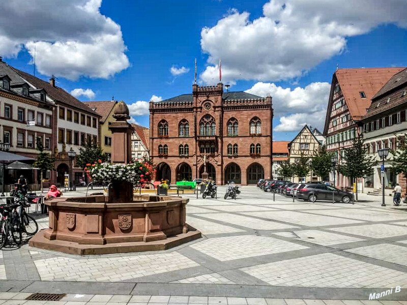 Tauberbischofsheim
Der Marktplatz ist vom Rathaus und etlichen Fachwerkhäusern umgeben.[88] Das Tauberbischofsheimer Rathaus ist eines der wenigen in Süddeutschland, die in neugotischem Stil errichtet wurden. laut Wikipedia
Schlüsselwörter: Baden-Württemberg