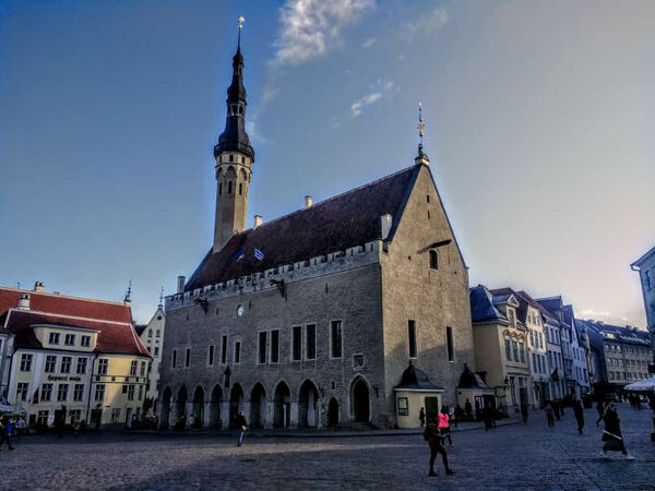 Tallinn
Das Tallinner Rathaus (estnisch Tallinna raekoda) ist eines der Wahrzeichen der estnischen Hauptstadt Tallinn. Es bildet das Zentrum der Altstadt, die zum UNESCO-Weltkulturerbe gehört. laut Wikipedia
Schlüsselwörter: Estland