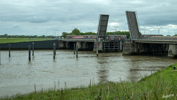 Ostesperrwerk
ist ein Sperrwerk, das die Oste, einen linken Nebenfluss der Unterelbe, vor Sturmfluten schützt. 
Schlüsselwörter: Cuxhaven