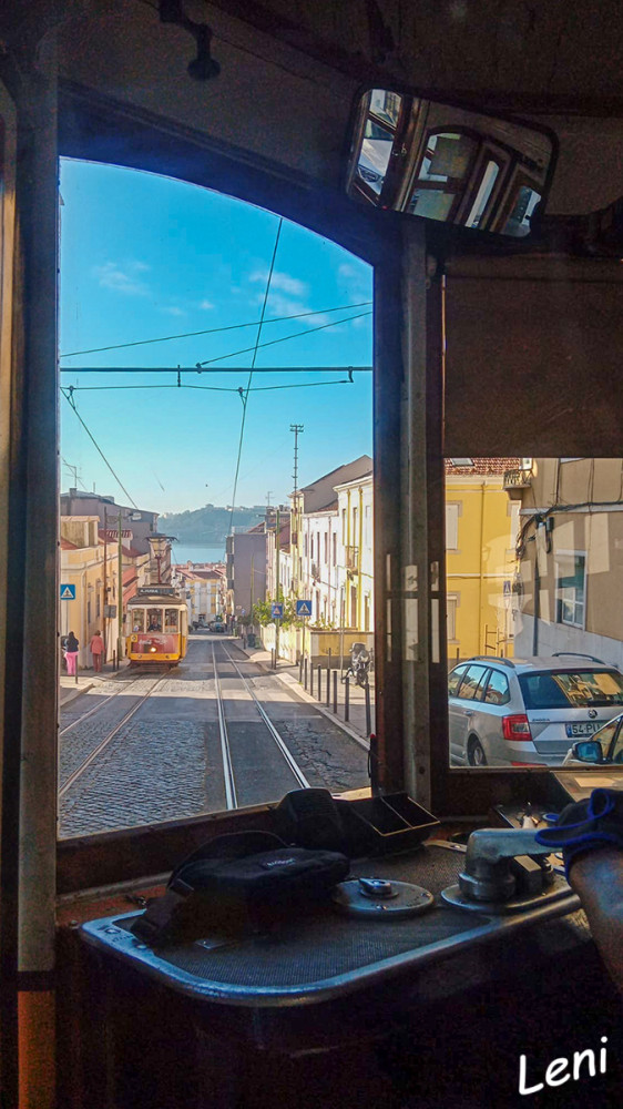 Lissabon Impressionen
Die Straßenbahn Lissabon (portugiesisch Carros eléctricos de Lisboa beziehungsweise gebräuchlicher Eléctricos de Lisboan) existiert seit 1873. Sie wurde zunächst als Pferdestraßenbahn, portugiesisch: Carros americanos, eröffnet und wird seit 1901 elektrisch betrieben. lt. Wikipedia
Schlüsselwörter: 2026