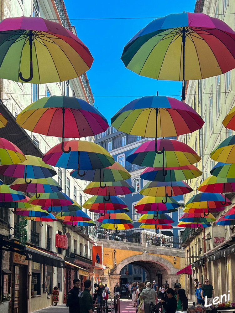 Lissabon Impressionen
Fröhlich bunte Regenschirme in einer farbenfrohen Parade von Regenbogenfarben hängen in den Straßen von Bairro Alto in Lissabon   lt.artheroe
Schlüsselwörter: 2026