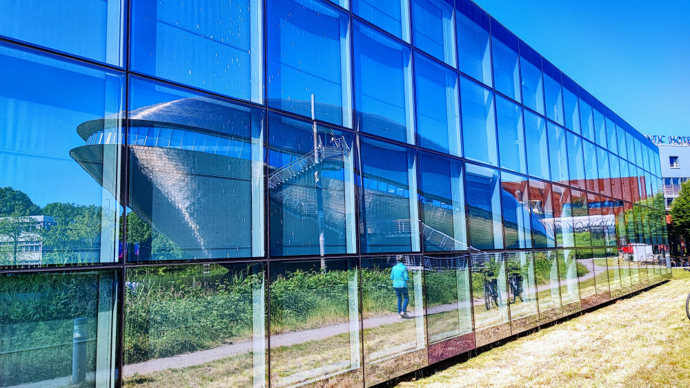 Spiegelung "Universum Bremen"
Manni
Schlüsselwörter: 2026