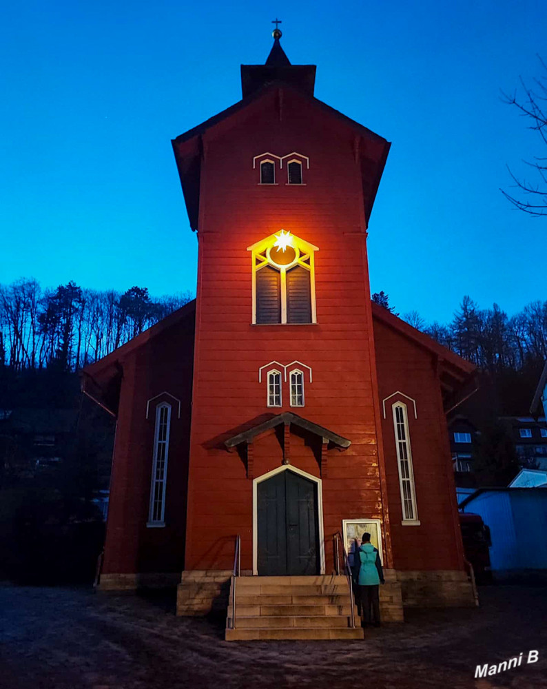 Christuskirche Rübeland
Die kleine rot gestrichene Saalkirche wurde 1868 fertiggestellt und steht direkt am Hang. Es handelt sich um eine für den Harz typische Holzkirche. Östlich des rechteckigen Kirchenschiffs befindet sich ein Kirchturm mit quadratischem Grundriss. Im Jahr 1905 wurde die Kirche nach Osten verlängert.
Das Kircheninnere ist schlicht. Es besteht eine dreiseitige Empore. lt. Wikipedia
Schlüsselwörter: 2025