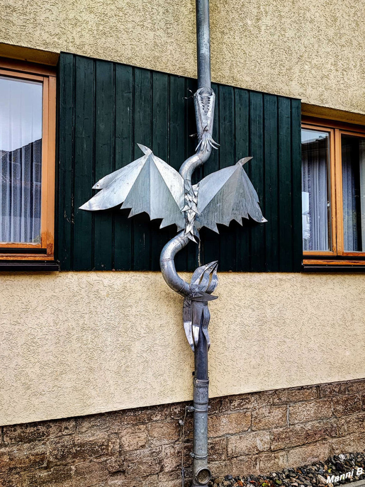 Thale
Noch ist es so trocken, dass die Drachen an den Dachrinnen-Fallrohren nuckeln.
Schlüsselwörter: 2025