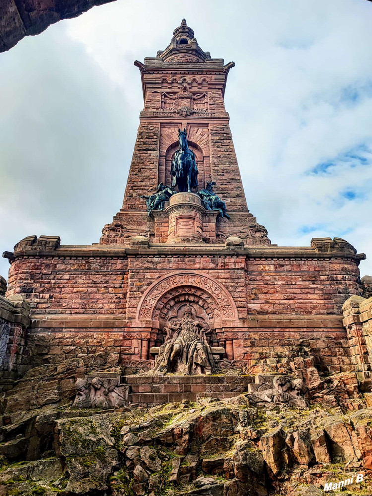 Kyffhäuser Denkmal
Vorderseite des Denkmalturms
Unten Barbarossa in Stein gemeiselt, oben Kaiser Wilhelm auf dem Pferd.
Schlüsselwörter: 2025