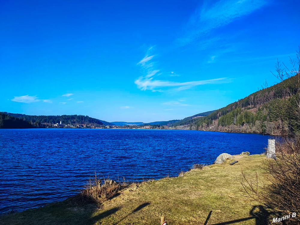 Radtour um den Titisee bei Neustadt
Der Titisee verdankt seine Entstehung der letzten Eiszeit. Noch bis vor 10.000 Jahren erstreckte sich ein Gletscher vom Feldberg bis in den heutigen Titisee hinein. Das vom Gletscher ausgehobelte Becken und die Endmoräne bilden heute den Titisee.
Der See liegt 850 m über dem Meer, ist ca. 2 km lang, knapp 1 km breit und ca. 40 m tief. Der Titisee ist eines der beliebtesten Ausflugsziele im Schwarzwald. lt.schwarzwald
Schlüsselwörter: 2026