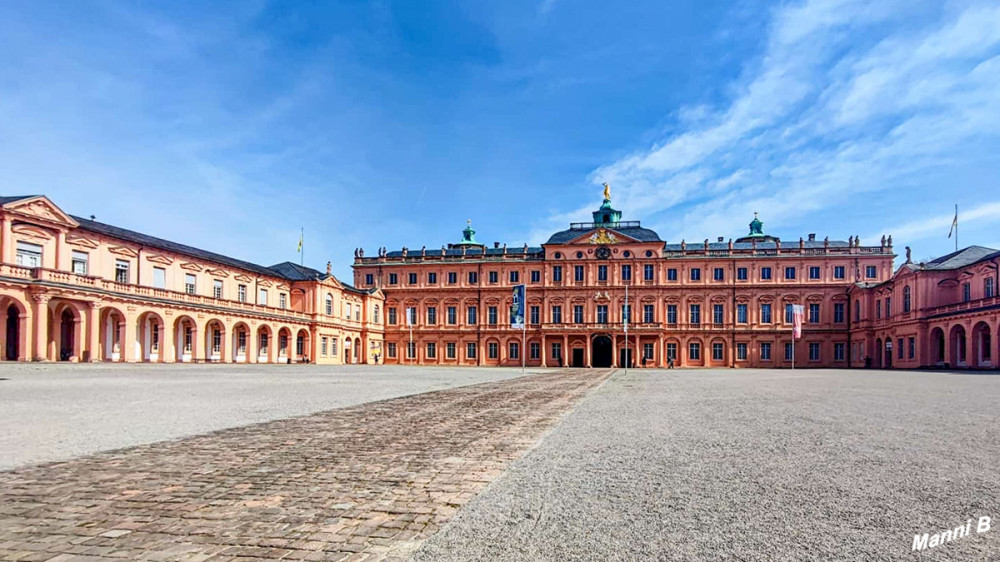 Barockschloß Rastatt
Schloss Rastatt ist eine ehemalige Residenz der Markgrafen von Baden-Baden in der baden-württembergischen Stadt Rastatt. Die barocke Dreiflügelanlage wurde ab 1697 im Auftrag von Ludwig Wilhelm von Baden-Baden nach Entwurf von Domenico Egidio Rossi erbaut. lt.Wikipedia
Schlüsselwörter: 2026