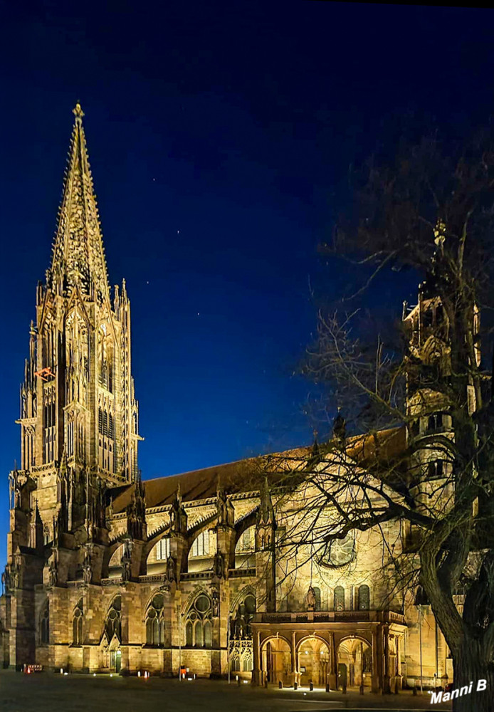Freiburg im Breisgau - Münster
Das Münster Unserer Lieben Frau zu Freiburg, kurz Freiburger Münster, ist die im romanischen Stil begonnene und größtenteils im Stil der Gotik und Spätgotik vollendete römisch-katholische Stadtpfarrkirche von Freiburg im Breisgau. Sie wurde von etwa 1200 bis 1513 erbaut. lt Wikipedia
Schlüsselwörter: 2026