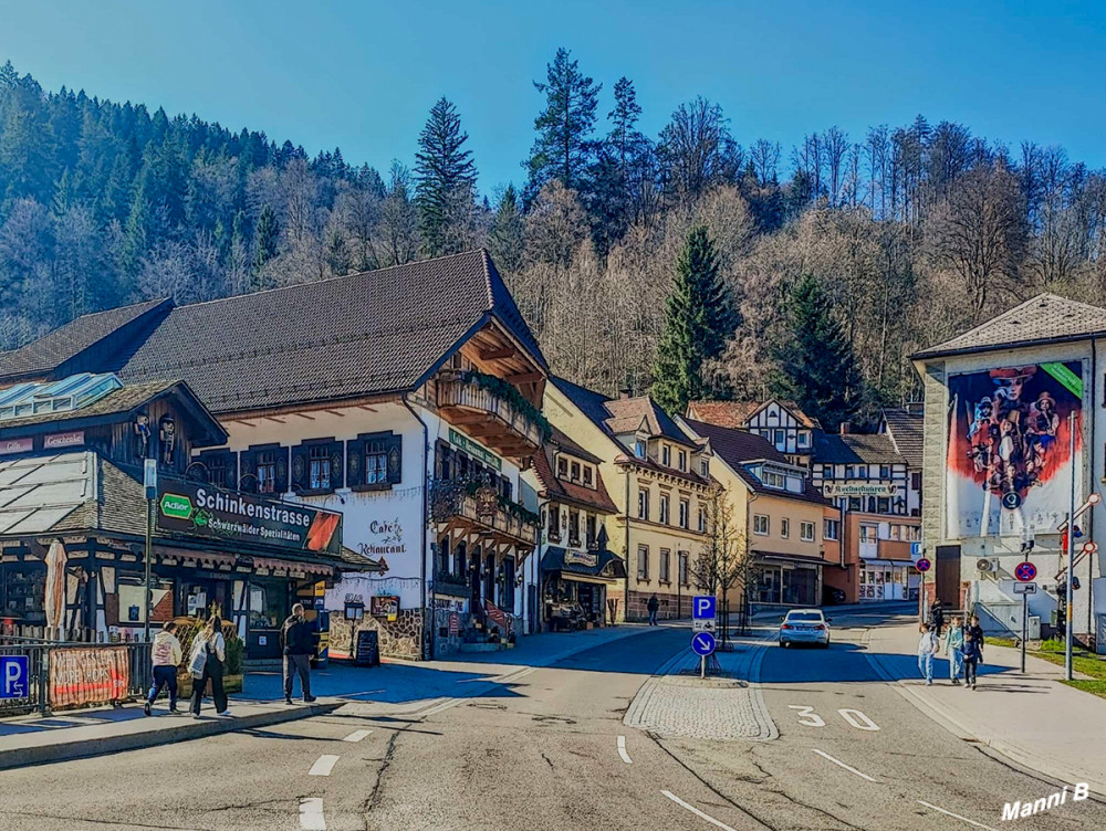 Triberg
Erstmals erwähnt wurde Triberg im Jahr 1239 in einer Urkunde, in der ein Ministeriale Peter von Triberc genannt wird. 1330 erfolgte zum ersten Mal die Erwähnung Tribergs als Stadt, 1349 wurde erstmals das möglicherweise schon länger bestehende Marktrecht erwähnt. lt. Wikipedia
Schlüsselwörter: 2026