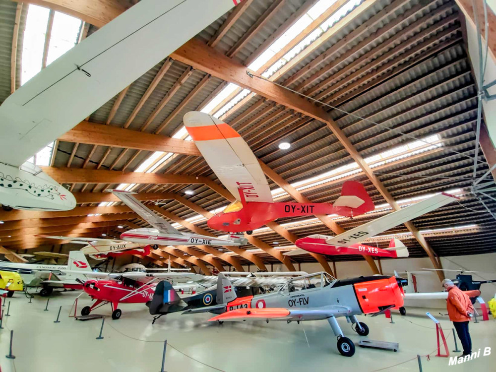 Flugzeugmuseum in Skjern
Die Sammlung zeigt alle 11 KZ Flugzeugtypen, die zwischen 1937 und 1953 von den Konstrukteuren V. Kramme und K. G. Zeuthen entworfen und bei der Skandinavisk Aero Industri A/S (SAI) gebaut wurden. Insgesamt werden über 50 Flugzeuge ausgestellt, von denen zurzeit 16 flugfähig sind. Einmal jährlich werden diese Exponate im Rahmen einer Flugshow vorgeführt. lt. Wikipedia
Schlüsselwörter: 2026