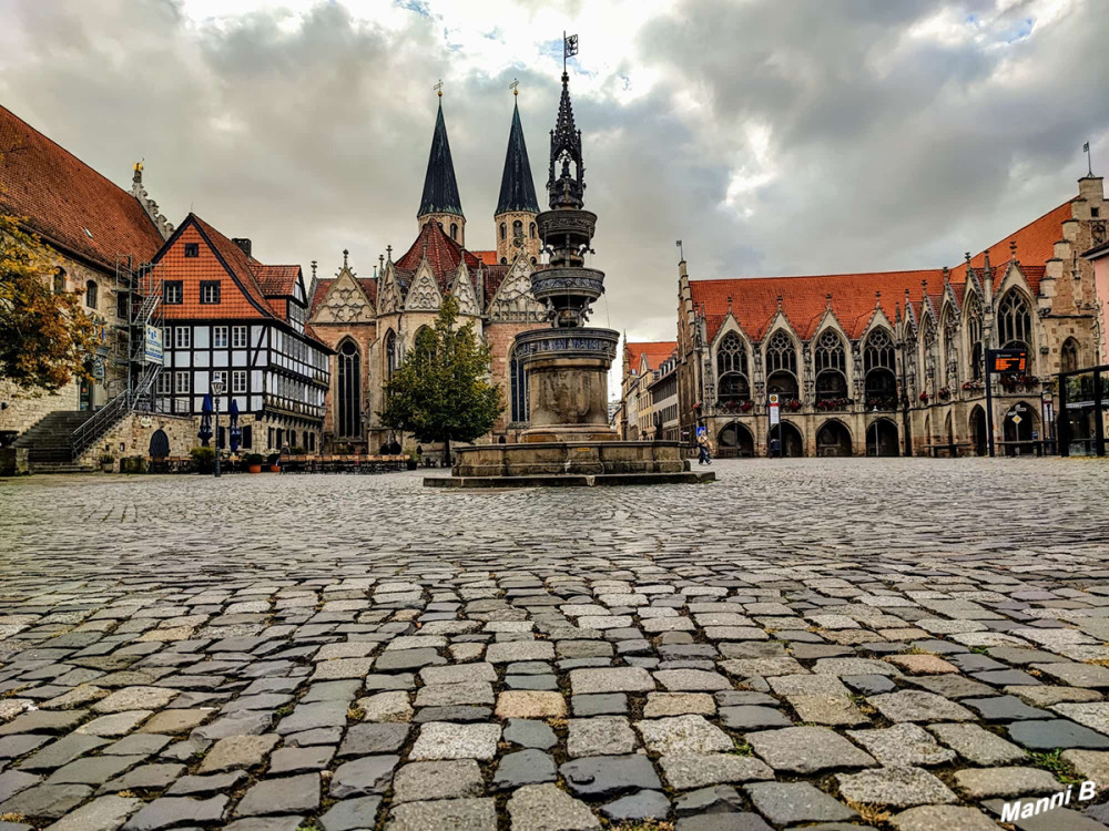 Braunschweig
Altstadtmarkt von linke:
Gewandhaus, St.Martini-Kirche, Marienbrunnen, Altstadtrathaus.
Schlüsselwörter: 2025