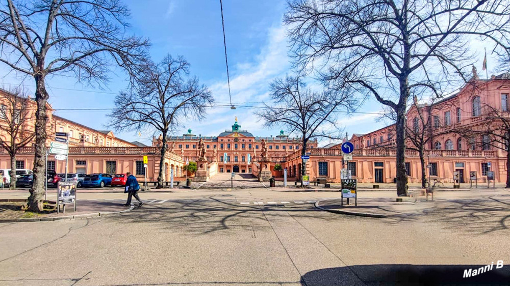 Barockschloß Rastatt
Unter Beibehaltung der vorhandenen Flügelbauten und von Teilen des Corps de Logis des Jagdschlosses entstand bis 1702 der Rohbau des heutigen Schlosses. Das inmitten der Rheinebene gelegene Dorf Rastatt wurde währenddessen 1700 zur Stadt erhoben. Bereits im Winter 1701/02 bezog der Markgraf mit seiner Familie die Flügelbauten, 1705 folgte ihm der Hof nach Rastatt. Die Residenz in Rastatt gilt hierbei als die älteste Barockresidenz am Oberrhein lt. Wikipedia
Schlüsselwörter: 2026