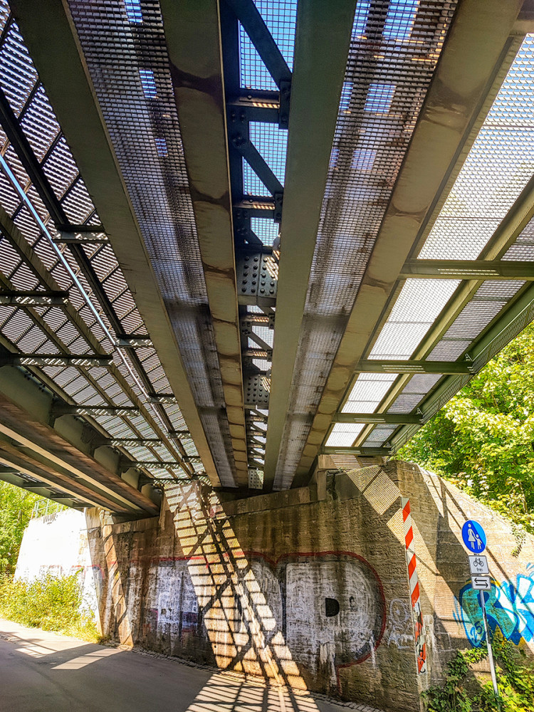 Ingenieurskunst "Eisenbahnbrücke von unten"
Manni
Schlüsselwörter: 2025