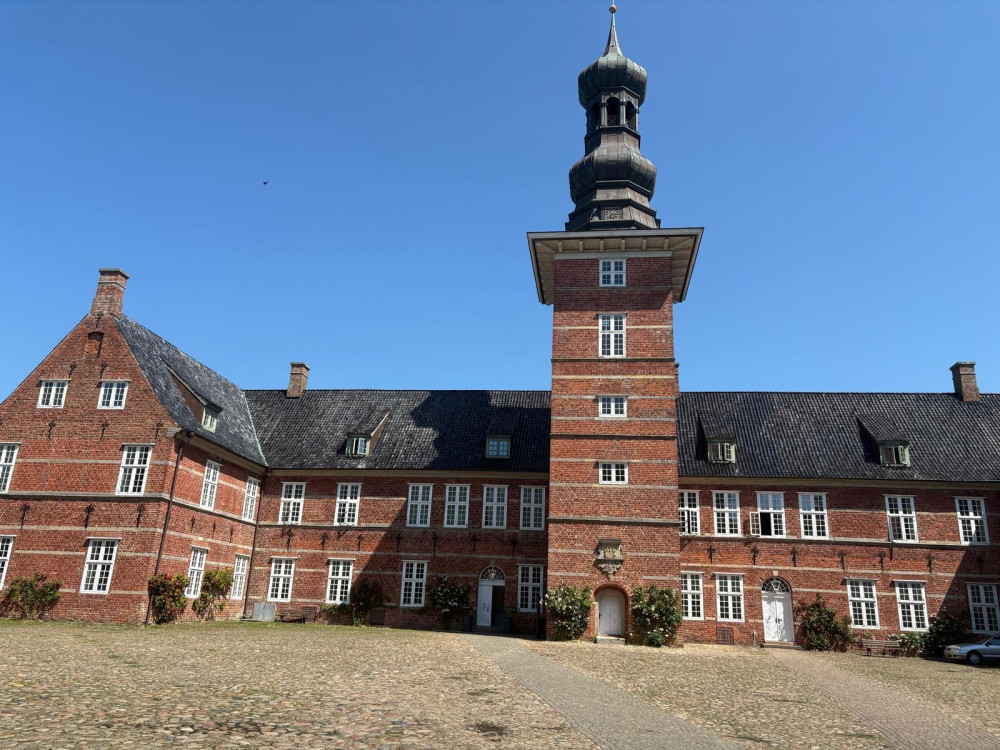 Schloss vor Husum
 so genannt, weil es zu seiner Erbauungszeit vor der Stadtgrenze lag – befindet sich in Husum im Kreis Nordfrieslt.land in Schleswig-Holstein. Es war ursprünglich eine Nebenresidenz des herzoglichen Hauses Schleswig-Holstein-Gottorf und diente im 18. und 19. Wikipedia
Schlüsselwörter: 2026