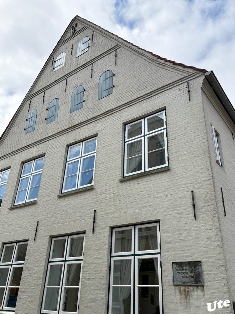 Theodor-Storm-Haus
in Husum in Schleswig-Holstein ist ein Literaturmuseum für den Dichter und Schriftsteller Theodor Storm, der hier von 1866 bis 1880 lebte. lt.Wikipedia
Schlüsselwörter: 2026
