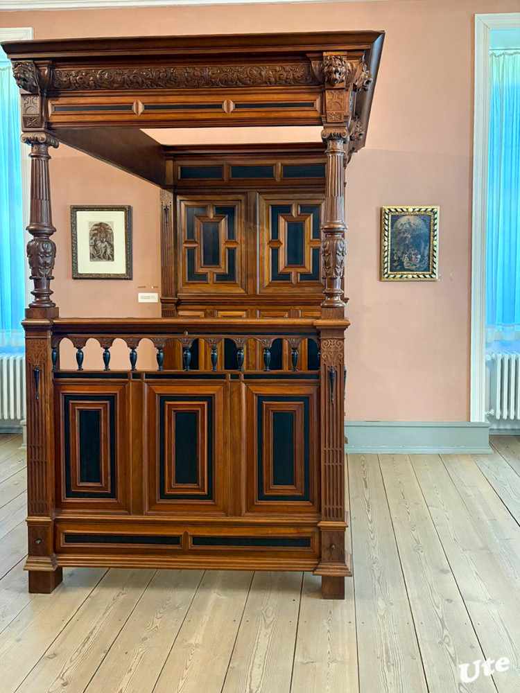 Impressionen Schloss vor Husum
Ein besonderes Bett
Schlüsselwörter: 2026