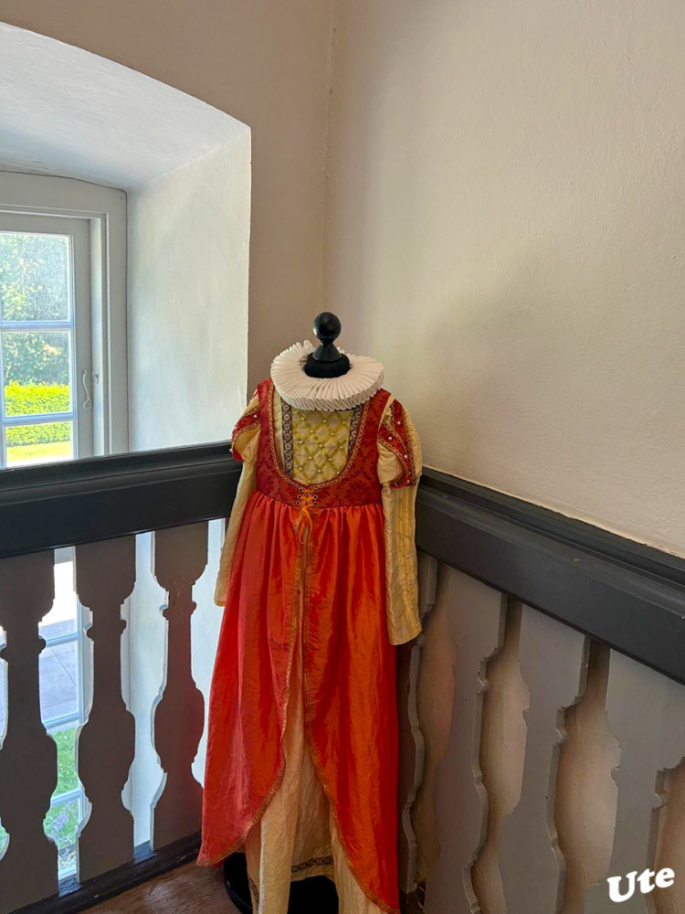 Impressionen Schloss vor Husum
Ein Gewand
Schlüsselwörter: 2026