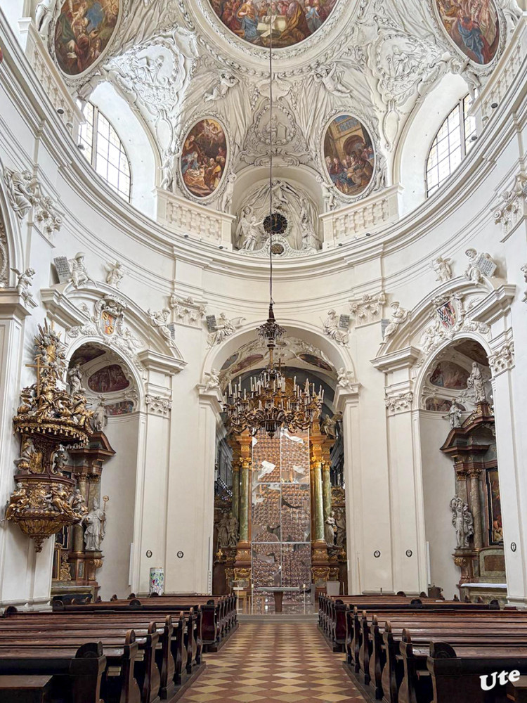 Servitenkirche
Die Kirche wurde von Carlo Martino Carlone nach einem von Andrea Palladio beeinflussten Entwurf gebaut und Mariä Verkündigung gewidmet. Der Spatenstich erfolgte am 11. November 1651. Die Kirche wurde 1670 geweiht, wobei die Fertigstellung des Innenausbaues weitere sieben Jahre dauerte. lt. Wikipedia
Schlüsselwörter: 2026