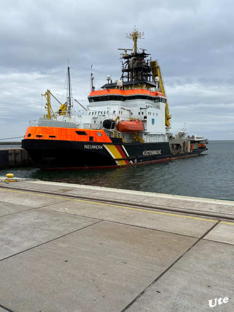 Im Hafen von Cuxhaven
Die Neuwerk ist ein in der Deutschen Bucht stationiertes Mehrzweckschiff des Bundes und wird vom Reedereizentrum der Wasserstraßen- und Schifffahrtsverwaltung betrieben. Es ist das größte der momentan vier Mehrzweckschiffe der Wasserstraßen- und Schifffahrtsverwaltung des Bundes. Das Schiff ist als Eisbrecher, Notschlepper, Tonnenleger, für die Schadstoffunfallbekämpfung sowie für schiffahrtspolizeiliche Aufgaben einsetzbar. lt Wikipedia
Schlüsselwörter: 2025