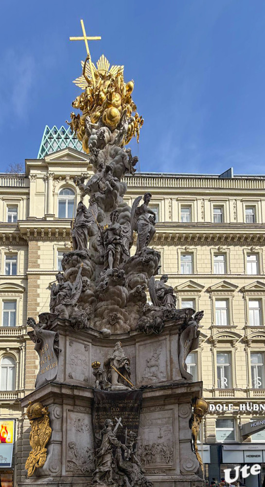 Wiener Pestsäule 
ist eine Dreifaltigkeitssäule am Graben (einem so benannten Straßenzug) in der Wiener Innenstadt. Sie wurde nach der Pestepidemie von 1679 errichtet und am 29. Oktober 1693 geweiht. Die 21 Meter hohe barocke Säule ist eines der bekanntesten und markantesten plastischen Kunstwerke im Stadtgebiet. lt. Wikipedia
Schlüsselwörter: Österreich 